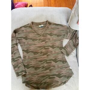 Magellan Outdoors Camo Thermal Waffle Knit Shirt Women’s Medium Boyfriend Fit